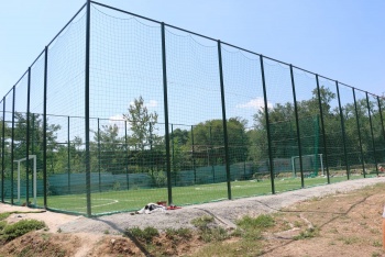 На территории КГМТУ строят площадку для мини-футбола