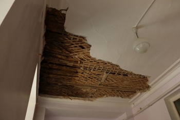 В керченской школе подрядная организация отремонтирует потолок в долг