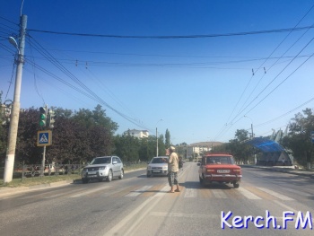 Ты репортер: В Керчи пешеходы переходят дорогу на красный сигнал светофора
