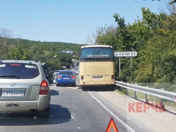 Новости » Криминал и ЧП: Керченская трасса стояла в пробке из-за аварии автобуса с легковушкой