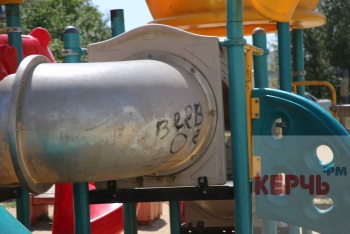 Керчане жалуются на опасную детскую площадку на Нижнем Солнечном