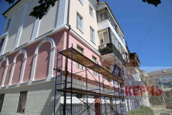 В Керчи на Ульяновых ремонтируют дом по программе капремонта