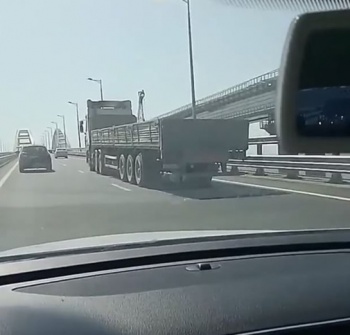 По Крымскому мосту начали ездить грузовики