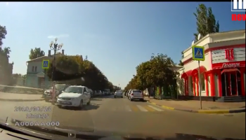 В Керчи на пешеходном переходе чуть не сбили девушку (видео)