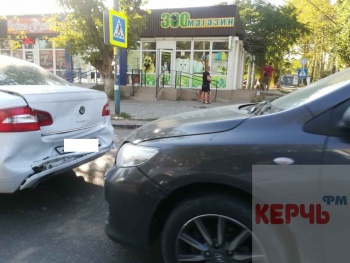 «Тойота» и «Шкода» столкнулись на пешеходном переходе в Керчи