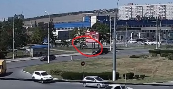В Керчи автомобиль сбил женщину, водитель скрылся (видео)