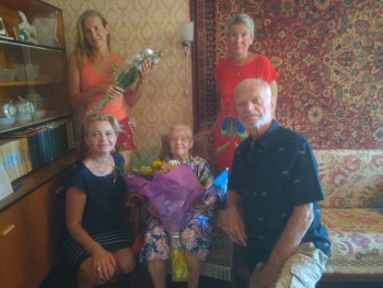 Ветерана ВОВ Надежду Серову поздравили с 95-летием в Керчи