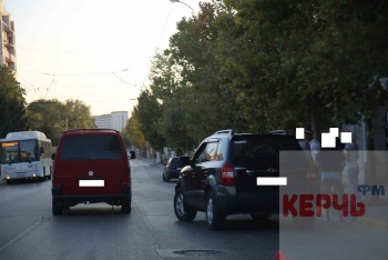 Новости » Криминал и ЧП: На Свердлова в Керчи -  ДТП с автомобилями «Хендай» и «Фольксваген»