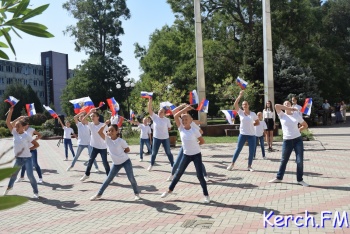 В Керчи отмечают День Государственного флага России