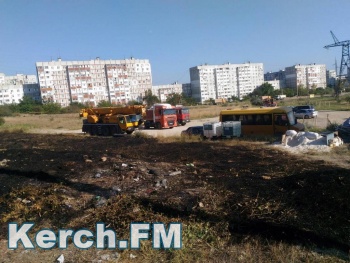 В Керчи недалеко от парковки горела трава