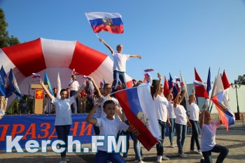 В Керчи День флага РФ отметили концертом