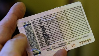 В МВД предлагают выдавать водительские удостоверения с микрочипом