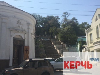 Новости » Общество: В Керчи оградили часть Константиновской лестницы