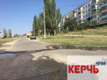 Новости » Коммуналка: Водоканал бездействует: на Буденного три недели питьевая вода течет по дороге