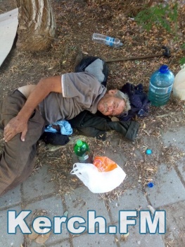 Керчане просят помочь бездомному, который не может встать с земли
