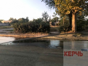 Новости » Общество: В Керчи по дороге на Генерала Петрова течет вода