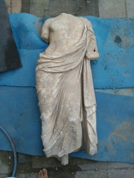 Археологи нашли в Керчи античную статую без головы