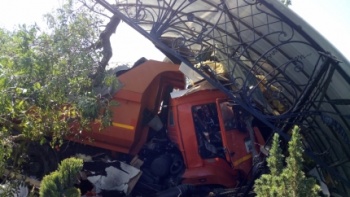 Новости » Криминал и ЧП: В Крыму грузовик на трассе протаранил бетонные заграждения и металлический навес