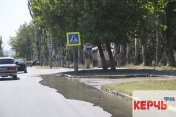 Новости » Общество: На Орджоникидзе водоканал устраняет течь
