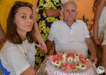 Новости » Общество: В Керчи волонтеры поздравили ветерана со 100-летним юбилеем