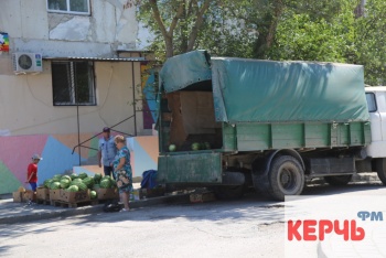 Ты репортер: Стихийщики на Блюхера,3 с арбузами заполонили жилой двор,- керчане