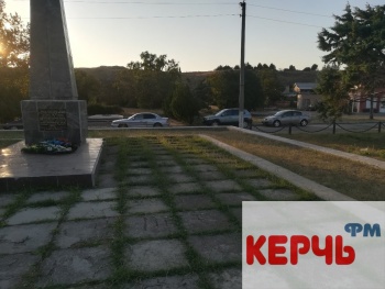 Ты репортер: Народная тропа к памятнику в Героевке заросла травой и мусором