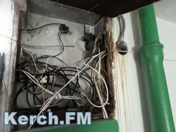 Керчане: состояние электрощитов на Гайдара, 9 может привести к беде