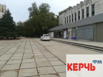 Ты репортер: Керчане жалуются на парковку машин на площади около ДК «Корабел»