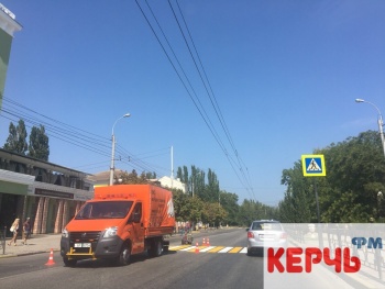 В Керчи в центре нанесли дорожную разметку