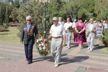 Новости » Общество: В Керчи возложили цветы к памятнику Десантникам