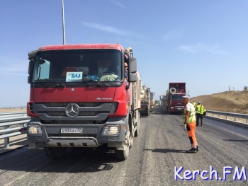 Новости » Общество: На керченской дороге к Крымскому мосту начали укладывать финишный слой