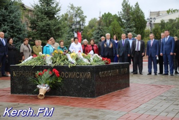 Новости » Культура: В Керчи возложили цветы к Вечному огню