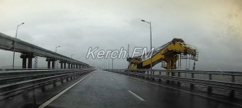 Движение по всем полосам трассы по Крымскому мосту возобновили