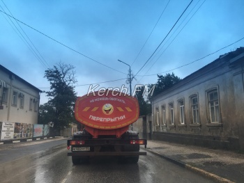 В Керчи мыли дорогу под дождем