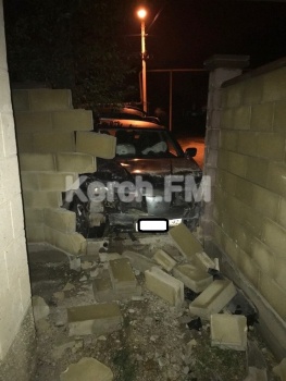 В Керчи иномарка от удара со «скорой» влетела в забор жилого дома
