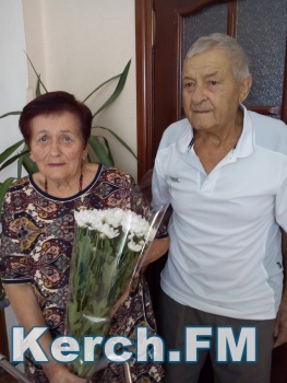Новости » Общество: В Керчи семейная пара отметила 60-летие со дня свадьбы
