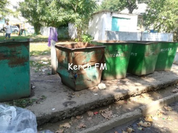 Около детской площадки в Керчи образовалась свалка мусора