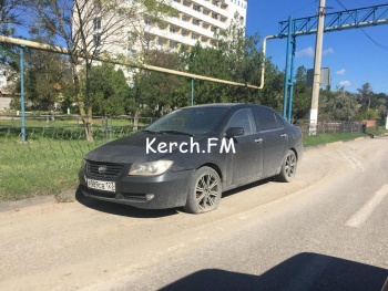 Ты репортер: На Камыш-Бурунском шоссе в Керчи стоит брошенная машина