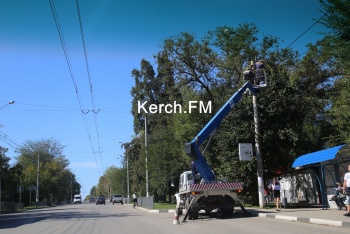 Новости » Общество: В Керчи на Войкова меняли уличное освещение