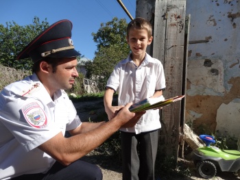 Новости » Общество: Керченские полицейские помогли нуждающейся семье собраться в школу