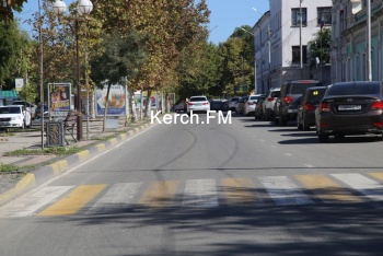 Новости » Общество: Дорожная разметка у керченских школ начала стираться