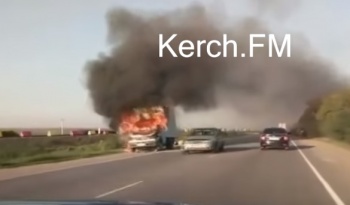 Новости » Криминал и ЧП: На Керченской трассе сгорел грузовик