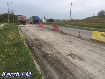 На Куль-Обинском шоссе в Керчи ремонтируют дорогу