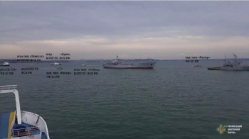 Впервые два военных корабля прошли под аркой Крымского моста