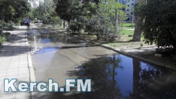 Третьи сутки вода течет в жилом дворе на Ворошилова