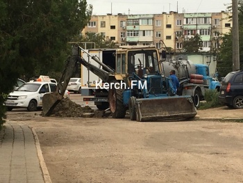 В Керчи на Ворошилова водоканал устраняет порыв