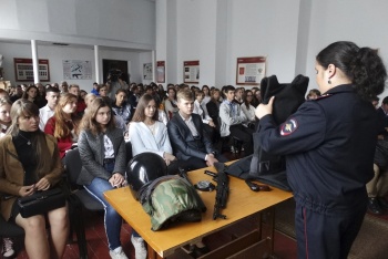 Керченские школьники смогли примерить снаряжение полиции