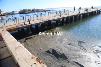 Новости » Криминал и ЧП: Нефтяное пятно плывет вдоль керченской набережной