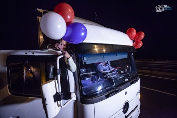 Новости » Общество: За ночь по Крымскому мосту проехали более 700 грузовиков