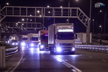 Новости » Общество: Почти 1,4 тысячи фур проехали по Крымскому мосту